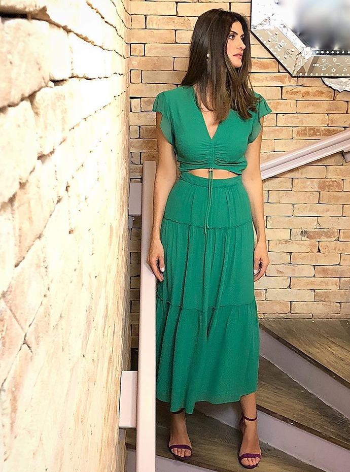 Isabella Fiorentino veste conjunto verde, top e saia.