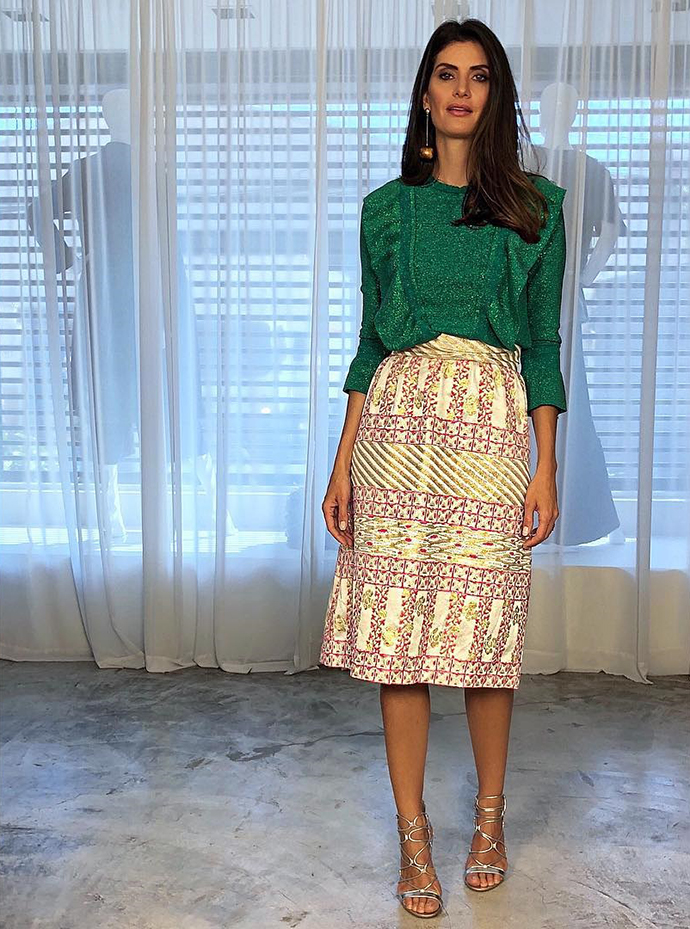 saia bege combina com que cor de blusa