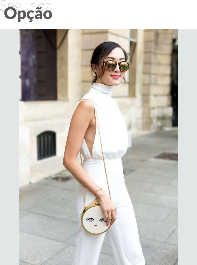 Uma mulher veste look total branco com bolsa à tiracolo 