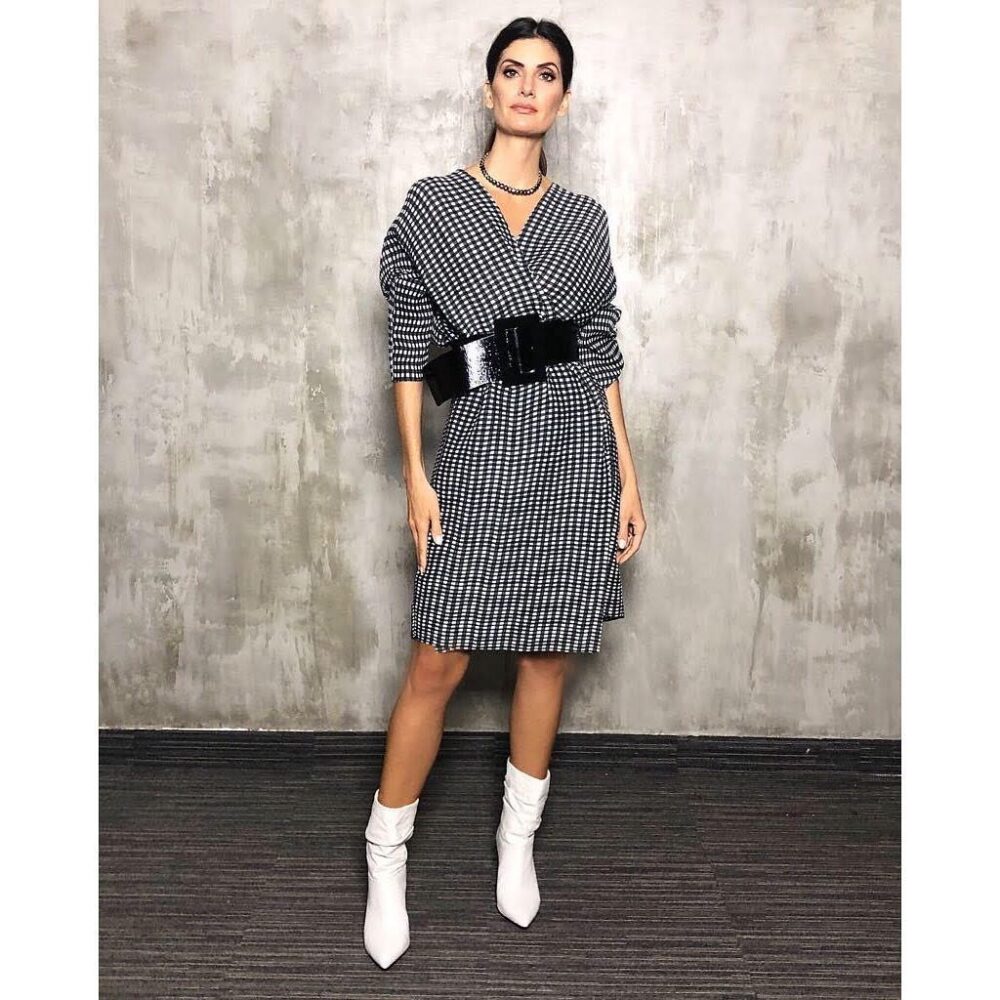 vestido com bota branca