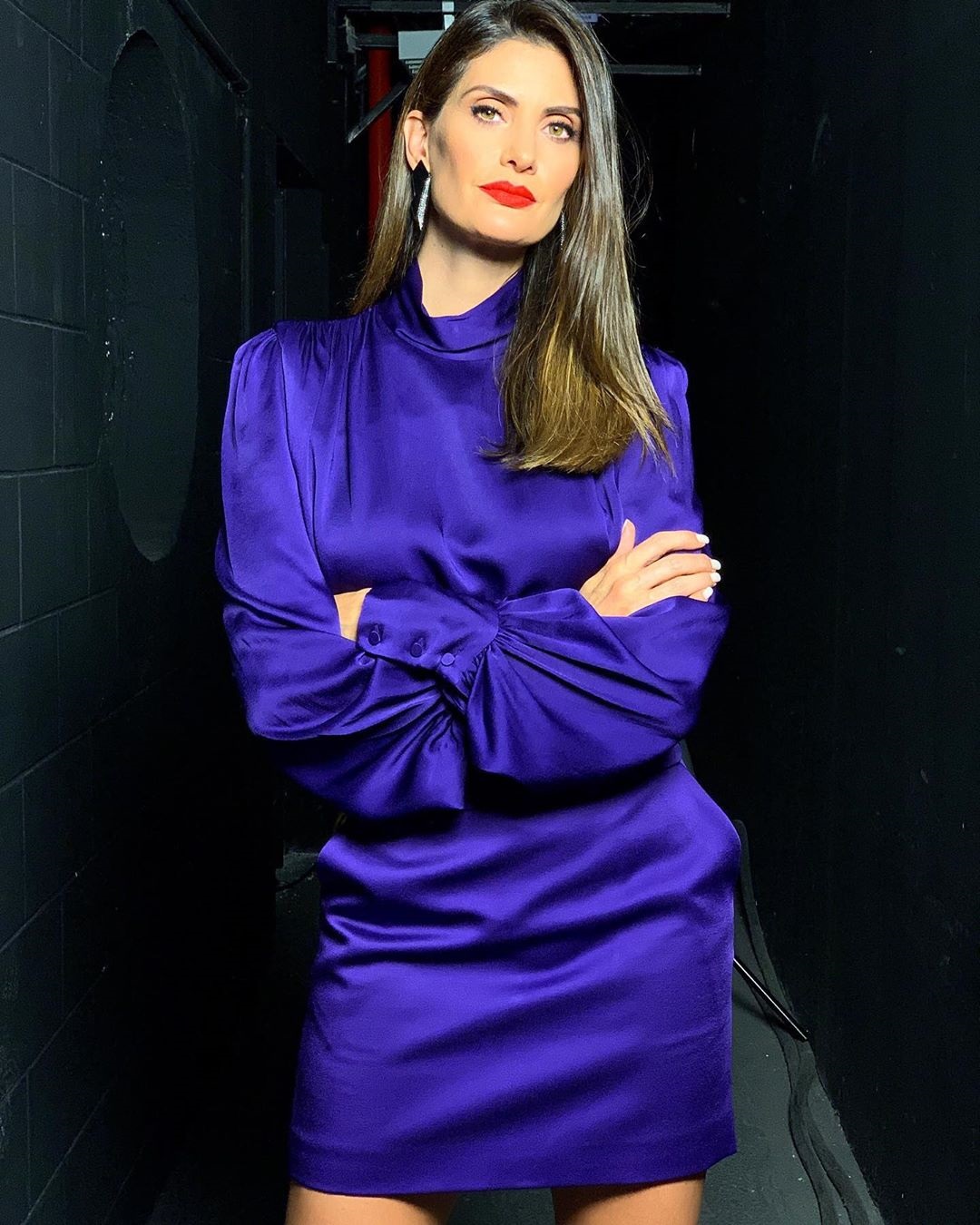 Isabella Fiorentino veste vestido roxo acetinado com cinto para o Esquadrão da Moda