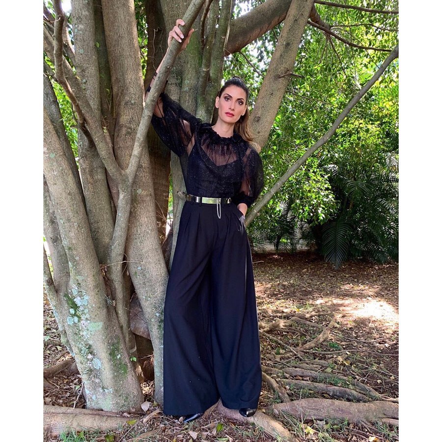 Isabella Fiorentino veste um look preto para o Esquadrão da Moda.