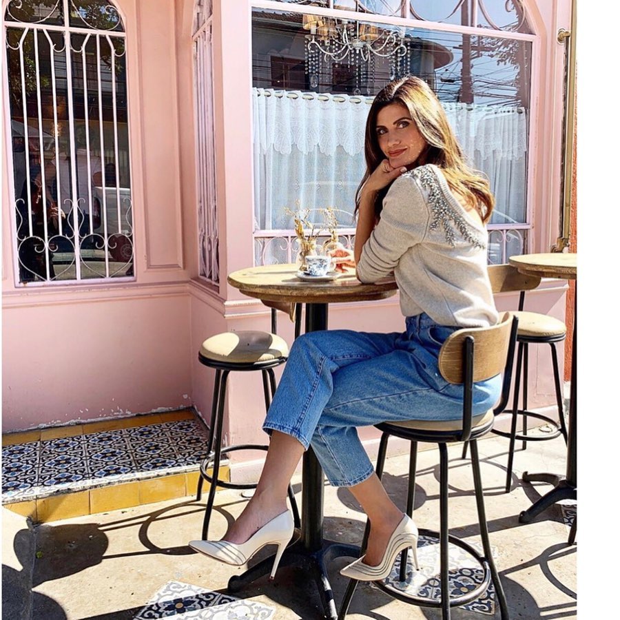 Isabella Fiorentino veste um look blusa e jeans para o Esquadrão da Moda.