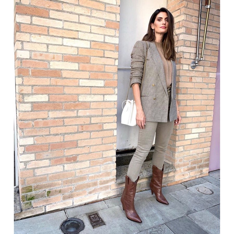 Isabella Fiorentino veste um look de tons neutros para o Esquadrão da Moda.