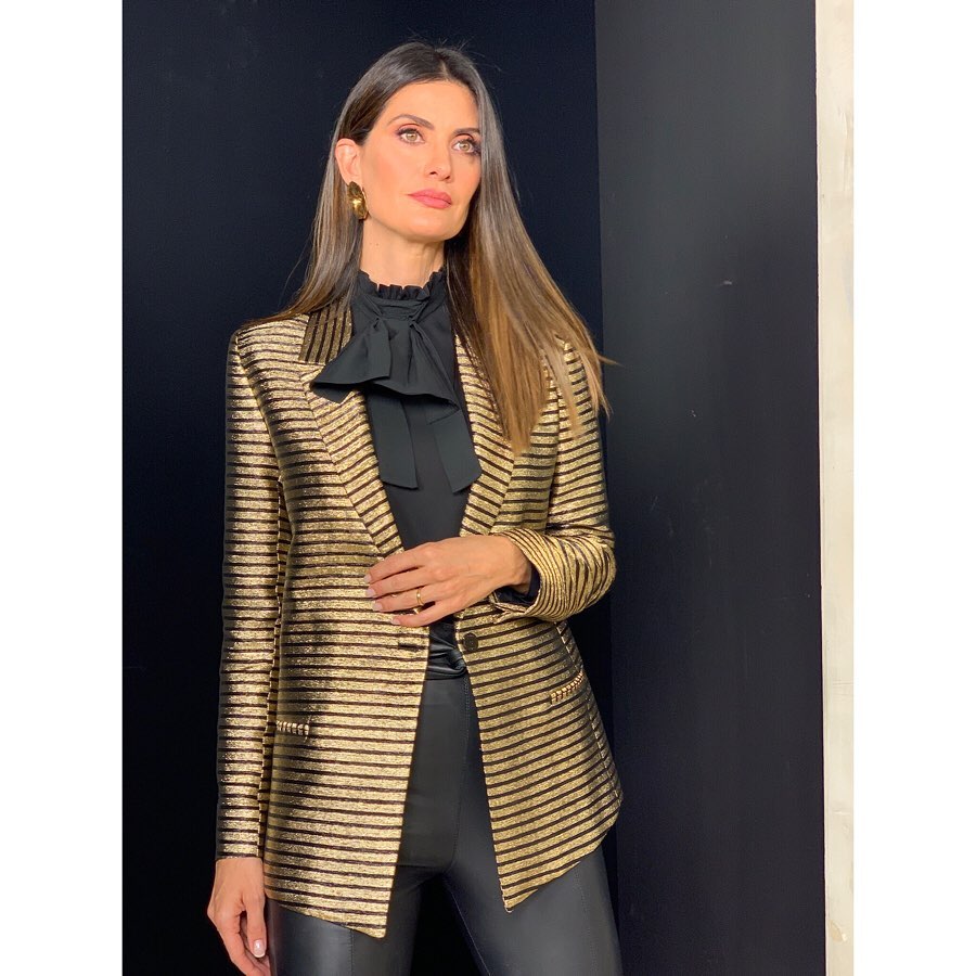 Isabella Fiorentino veste blazer metalizado para o Esquadrão da Moda.