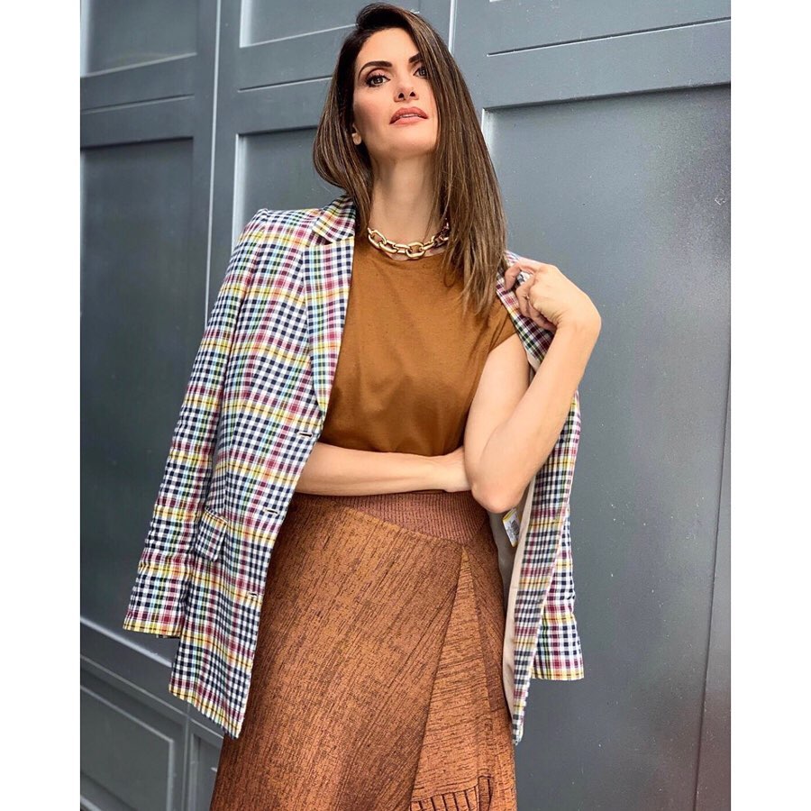 Isabella Fiorentino veste um look em tons marrons para o Esquadrão da Moda