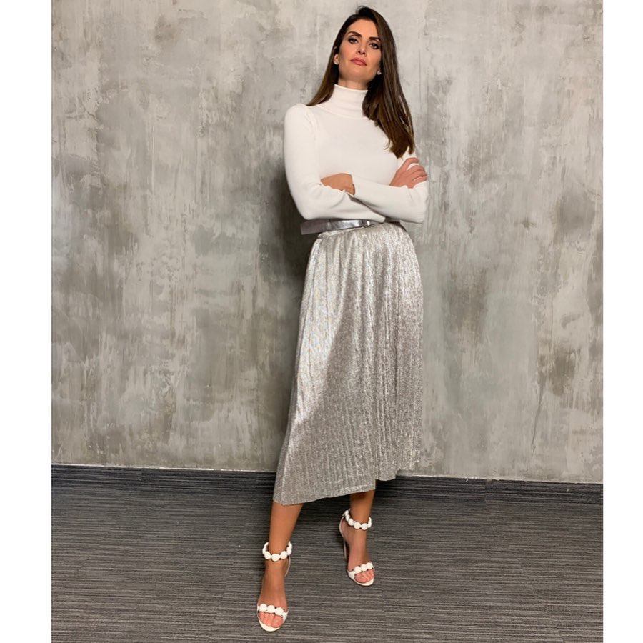 Isabella Fiorentino veste um look em tons brancos para o Esquadrão da Moda