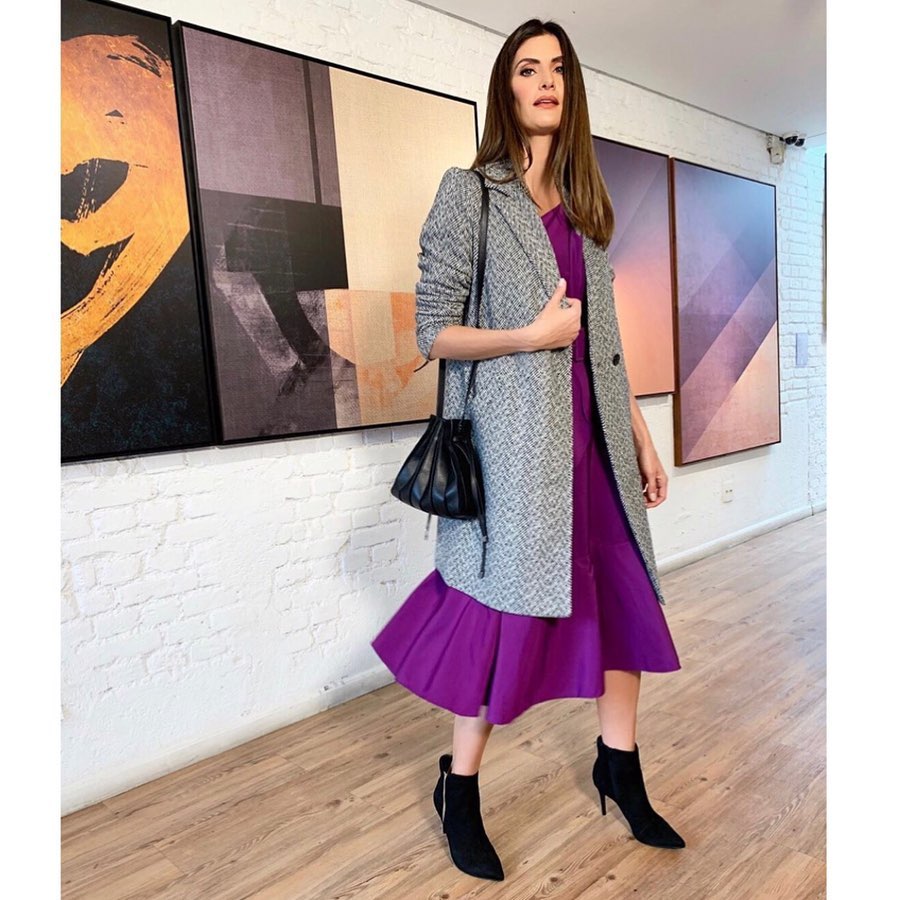 Isabella Fiorentino veste um look roxo e cinza para o Esquadrão da Moda