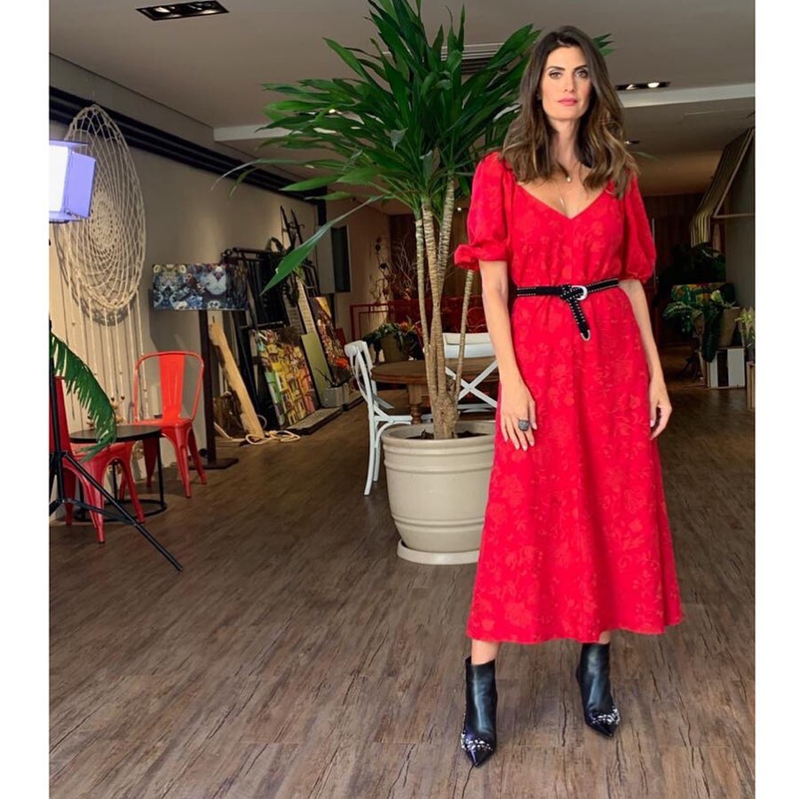 Isabella Fiorentino veste look vermelho para o Esquadrão da Moda