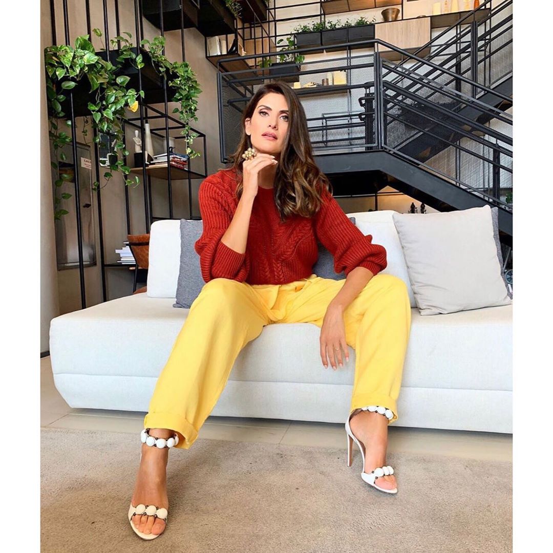 Isabella Fiorentino veste look bicolor para o Esquadrão da Moda.
