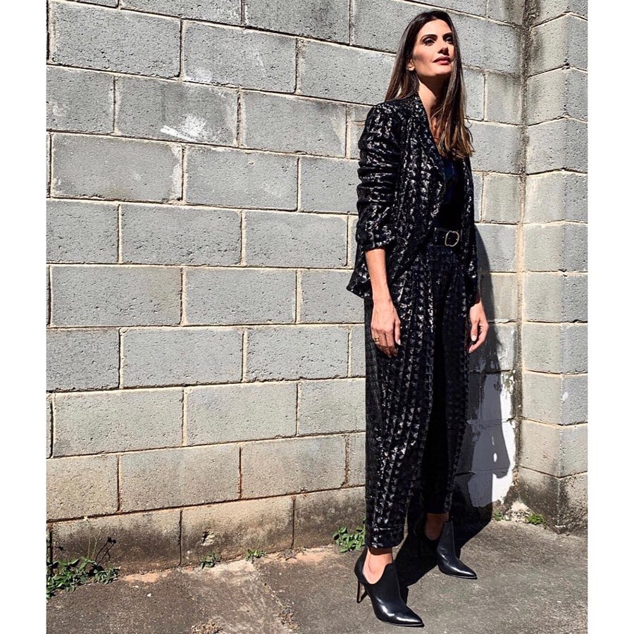 Isabella Fiorentino veste look preto para o Esquadrão da Moda.
