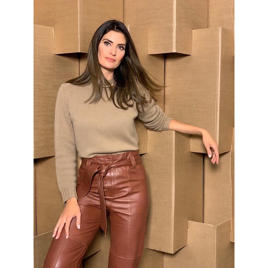 Isabella Fiorentino veste look em tons marrons para o Esquadrão da Moda