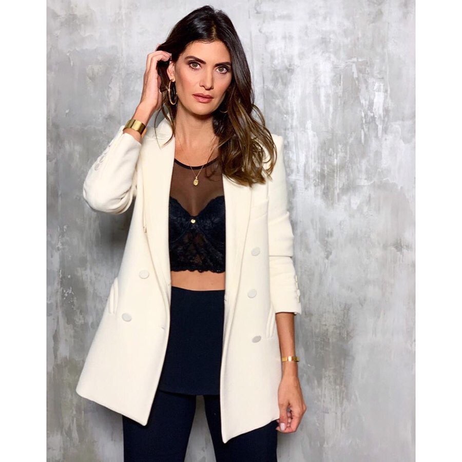 Isabella Fiorentino veste look com blazer branco para o Esquadrão da Moda