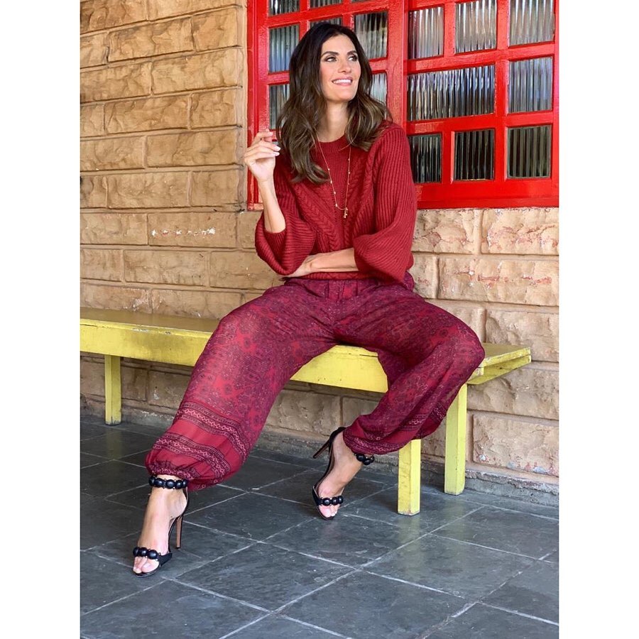 Isabella Fiorentino veste look vermelho para o Esquadrão da Moda