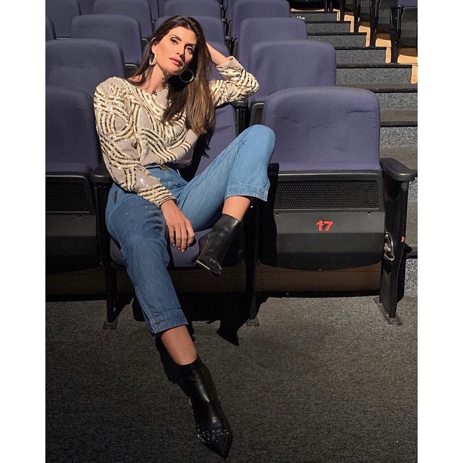 Isabella Fiorentino veste jeans e bota para o Esquadrão da Moda