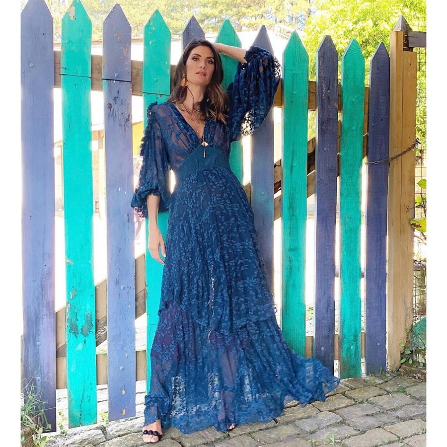 Isabella Fiorentino veste vestido azul para o Esquadrão da Moda