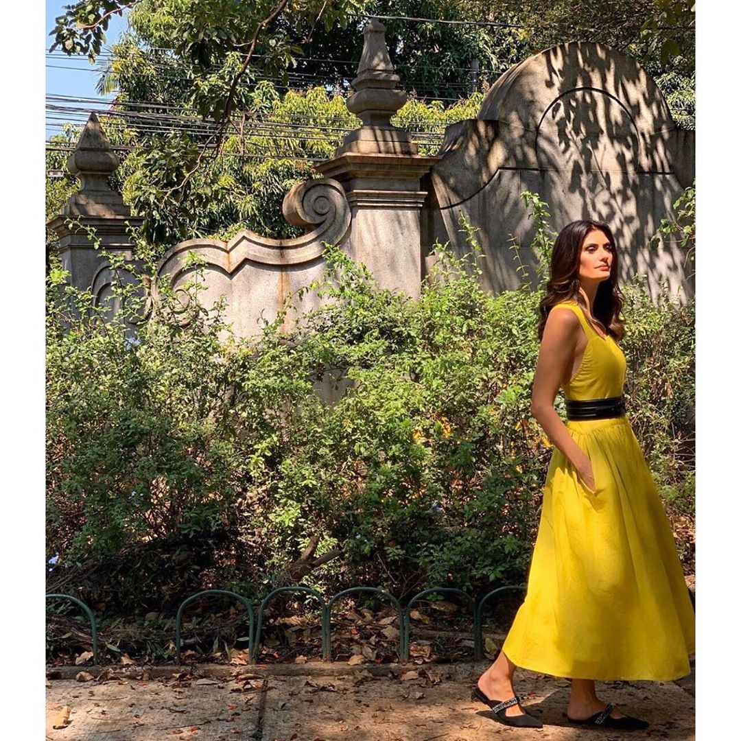Isabella Fiorentino usa vestido amarelo para o Esquadrão da Moda