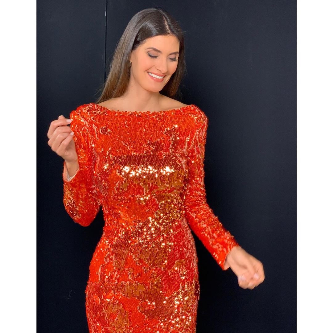 Isabella Fiorentino veste vestido vermelho para o Esquadrão da Moda