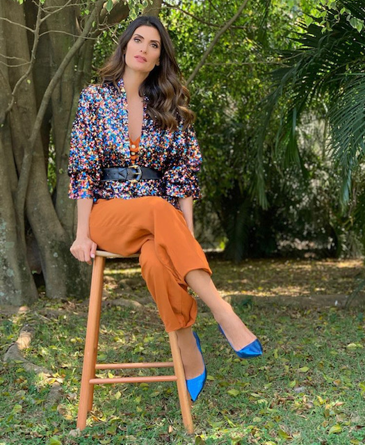 Isabella Fiorentino usa blazer de paetê no esquadrão da moda