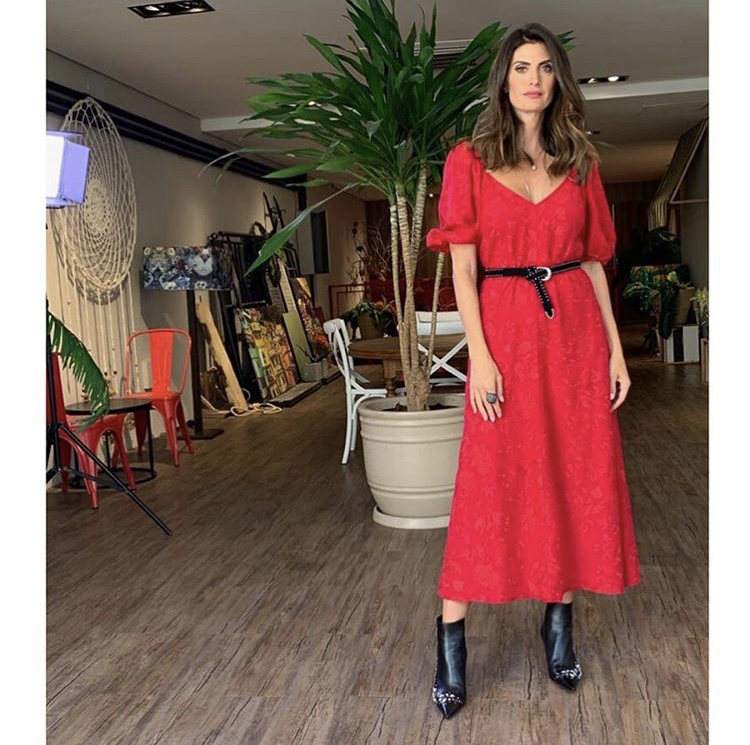 Isabella Fiorentino usa vestido vermelho com botinha e cinto preto