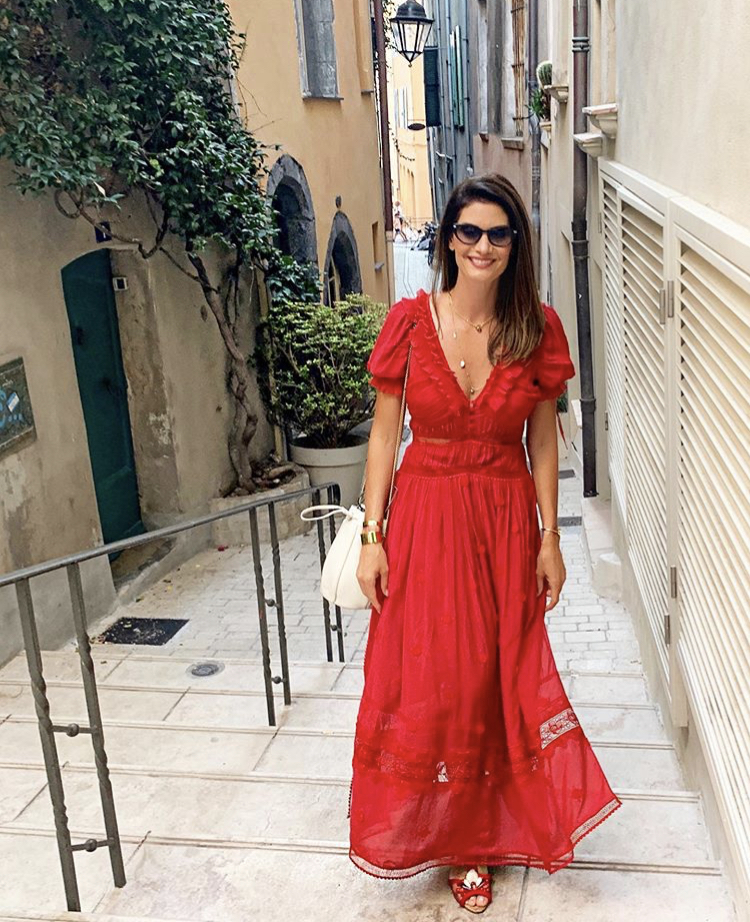 Isabella Fiorentino usa vestido vermelho com sandália também vermelha