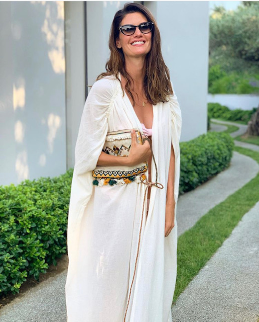 Isabella Fiorentino usa vestido branco com bolsa étnica