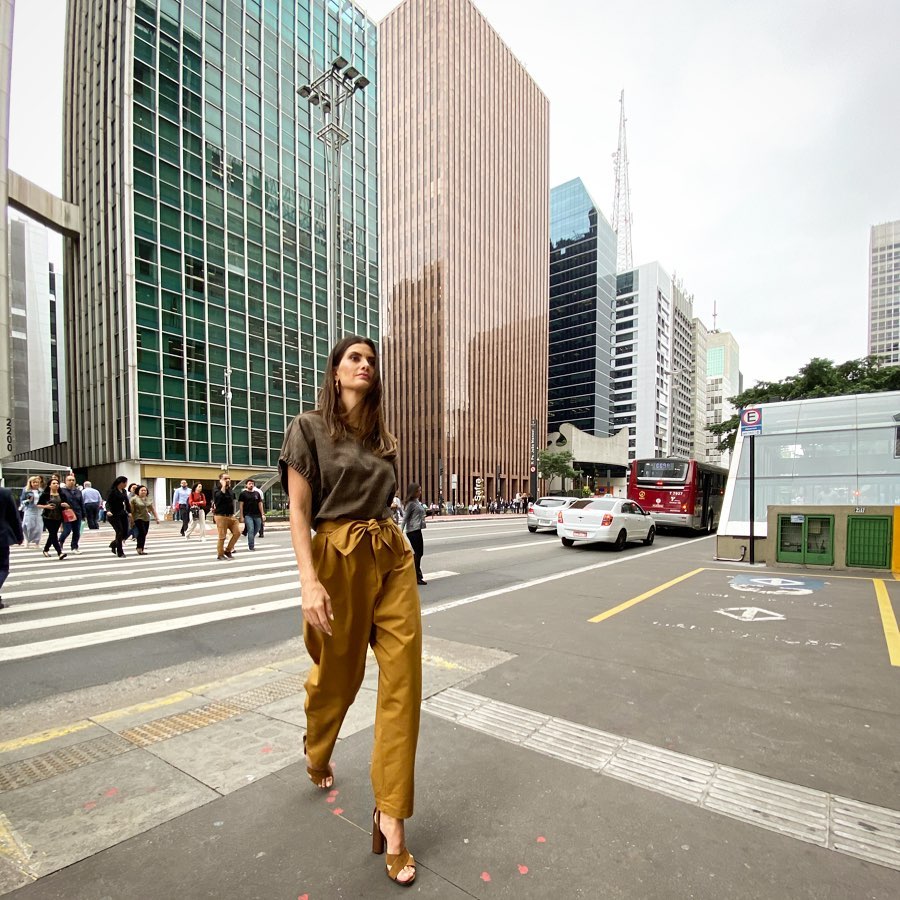 Isabella Fiorentino veste calça mostarda para o Esquadrão da Moda