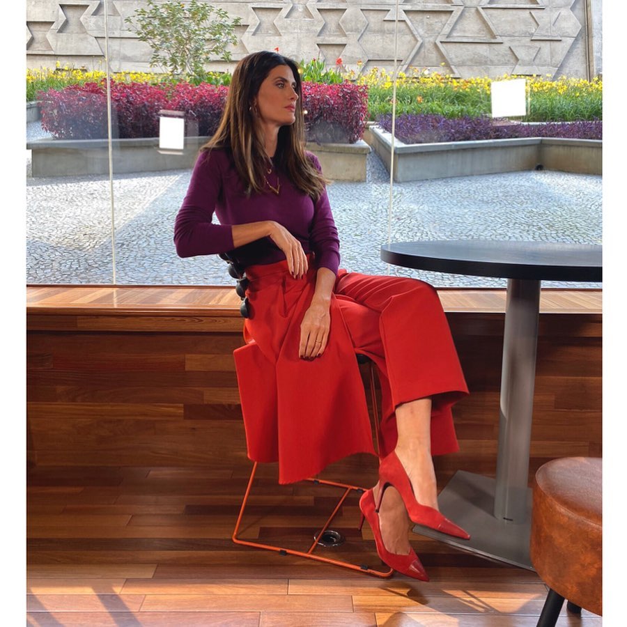 Isabella Fiorentino usa blusa roxa e calça ferrugem para o Esquadrão da Moda