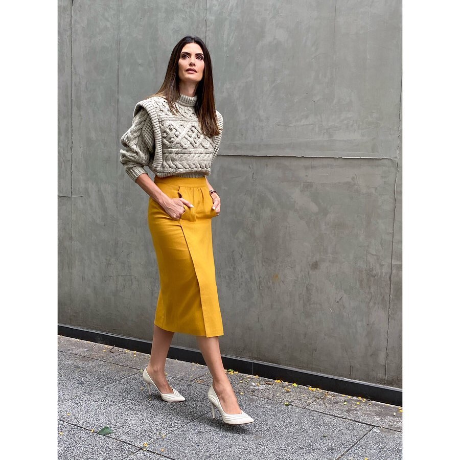 Isabella Fiorentino veste blusa cinza e saia amarela para o Esquadrão da Moda