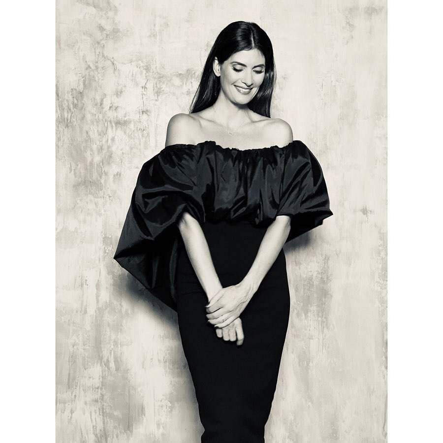 Isabella Fiorentino usa vestido preto tomara que caia para o Esquadrão da Moda