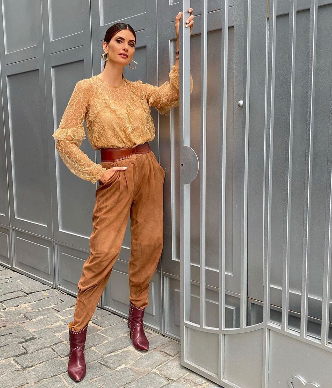 Isabella Fiorentino usa calça de camurça e blusa rendada bem safari urbano