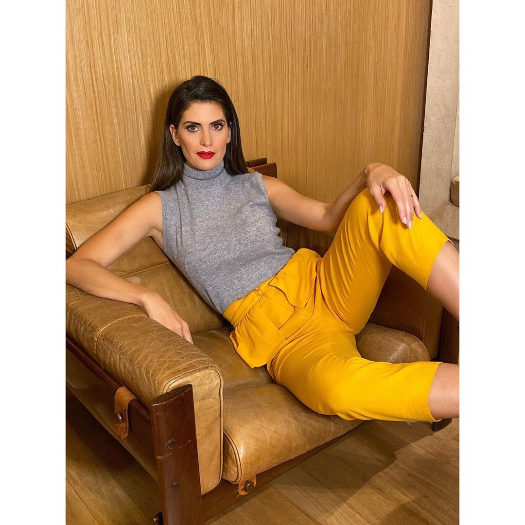 Isabella Fiorentino usa blusa regata cinza e calça amarelo açafrão