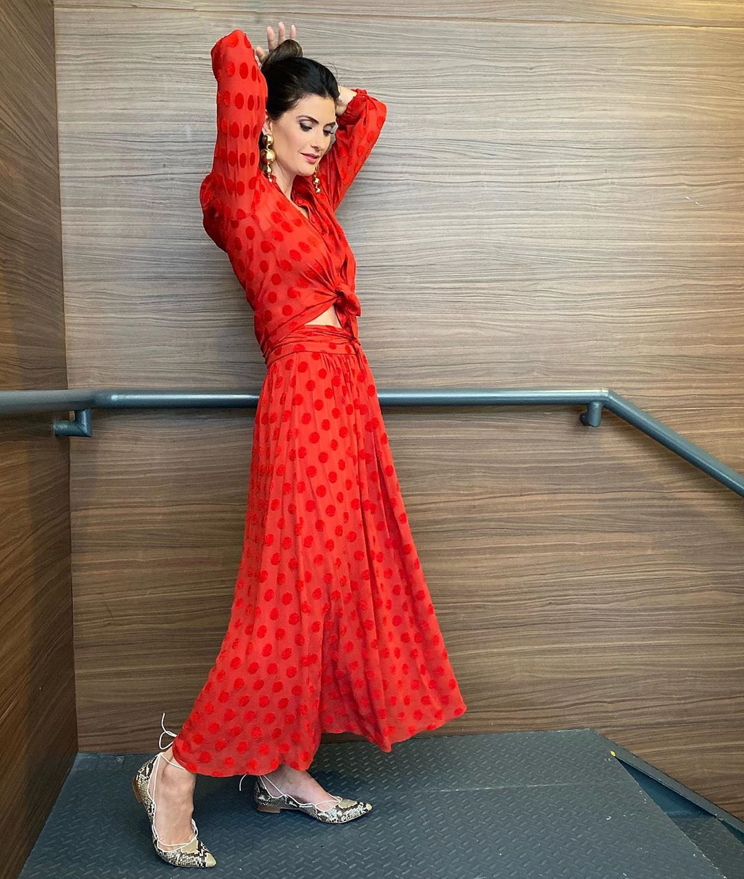 Isabella Fiorentino veste conjunto vermelho de saia e blusa
