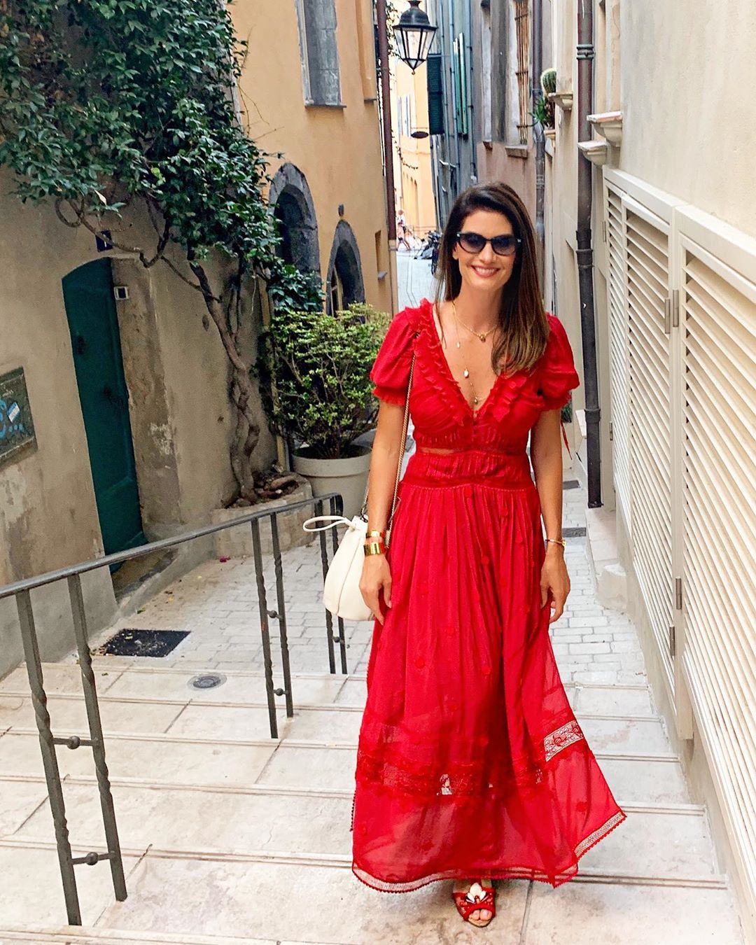 Isabella Fiorentino usa vestido vermelho com sandália bicolor