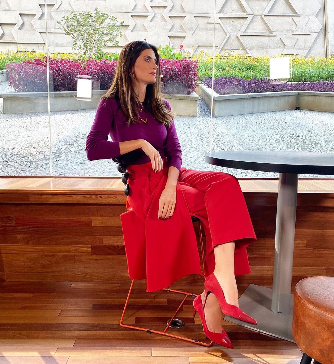 Isabella Fiorentino faz colorblocking com vermelho e roxo