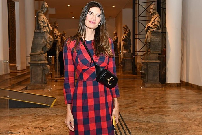 Isabella Fiorentino usa um vestido xadrez de vermelho e preto