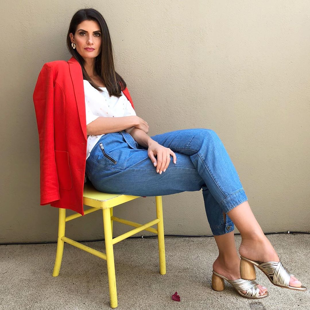 Isabella Fiorentino usa blazer vermelho e jeans