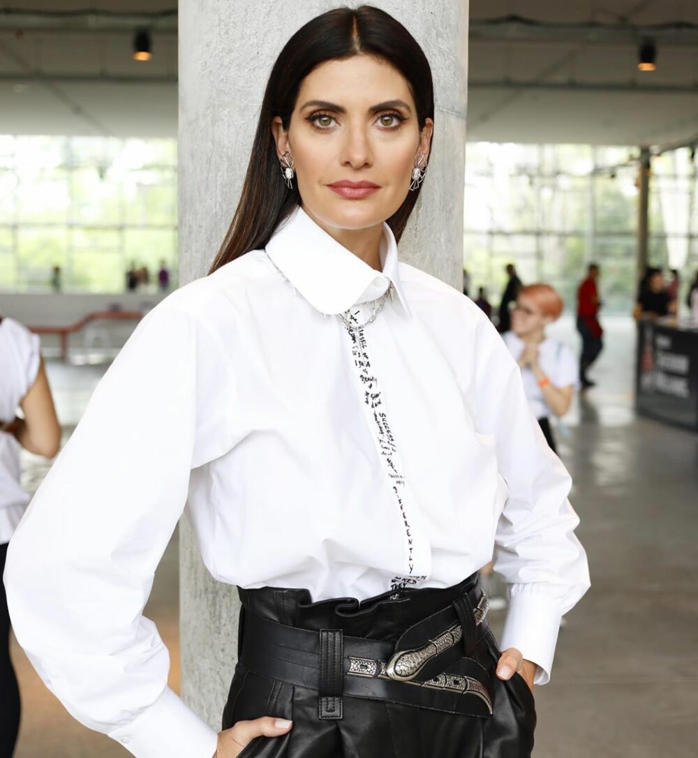 calça de couro com camisa branca