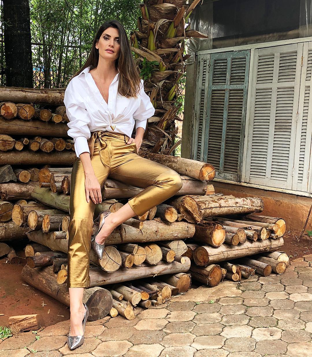 Isabella Fiorentino combina camisa branca com calça dourada