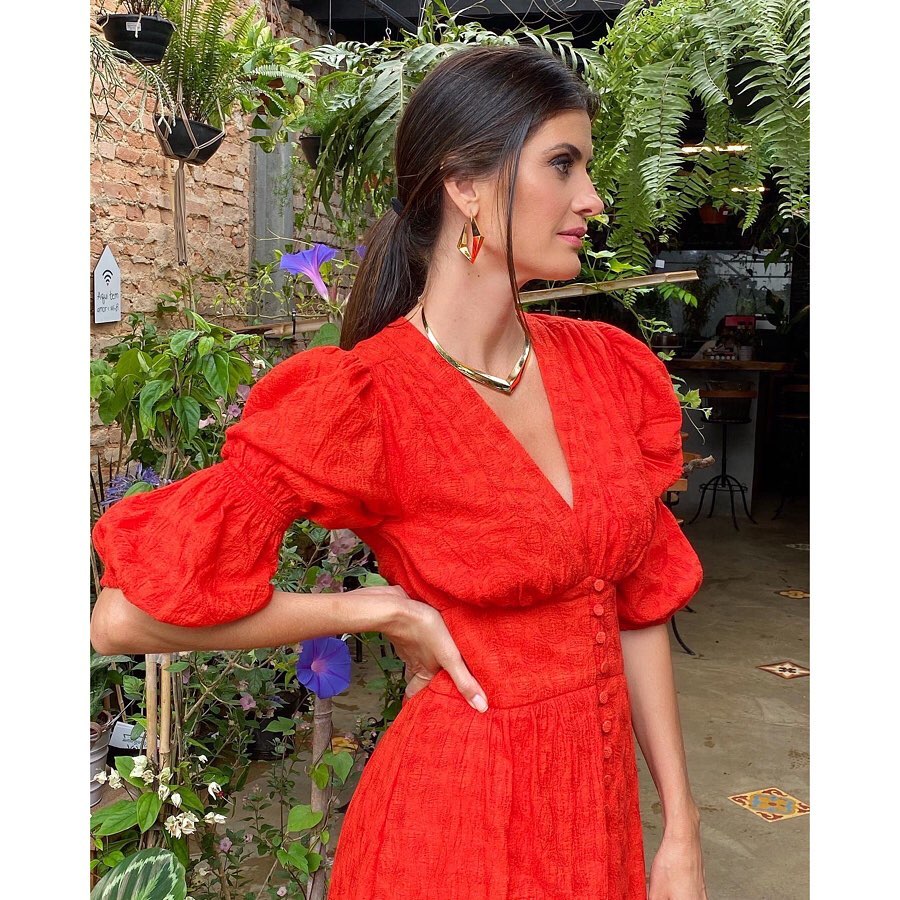 Isabella Fiorentino, de perfil, usa vestido vermelho super romântico