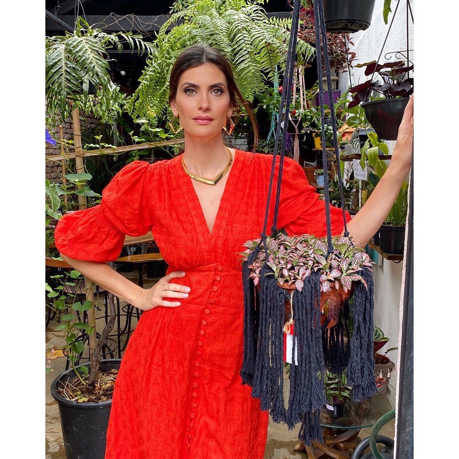 Isabella Fiorentino usa vestido vermelho super romântico