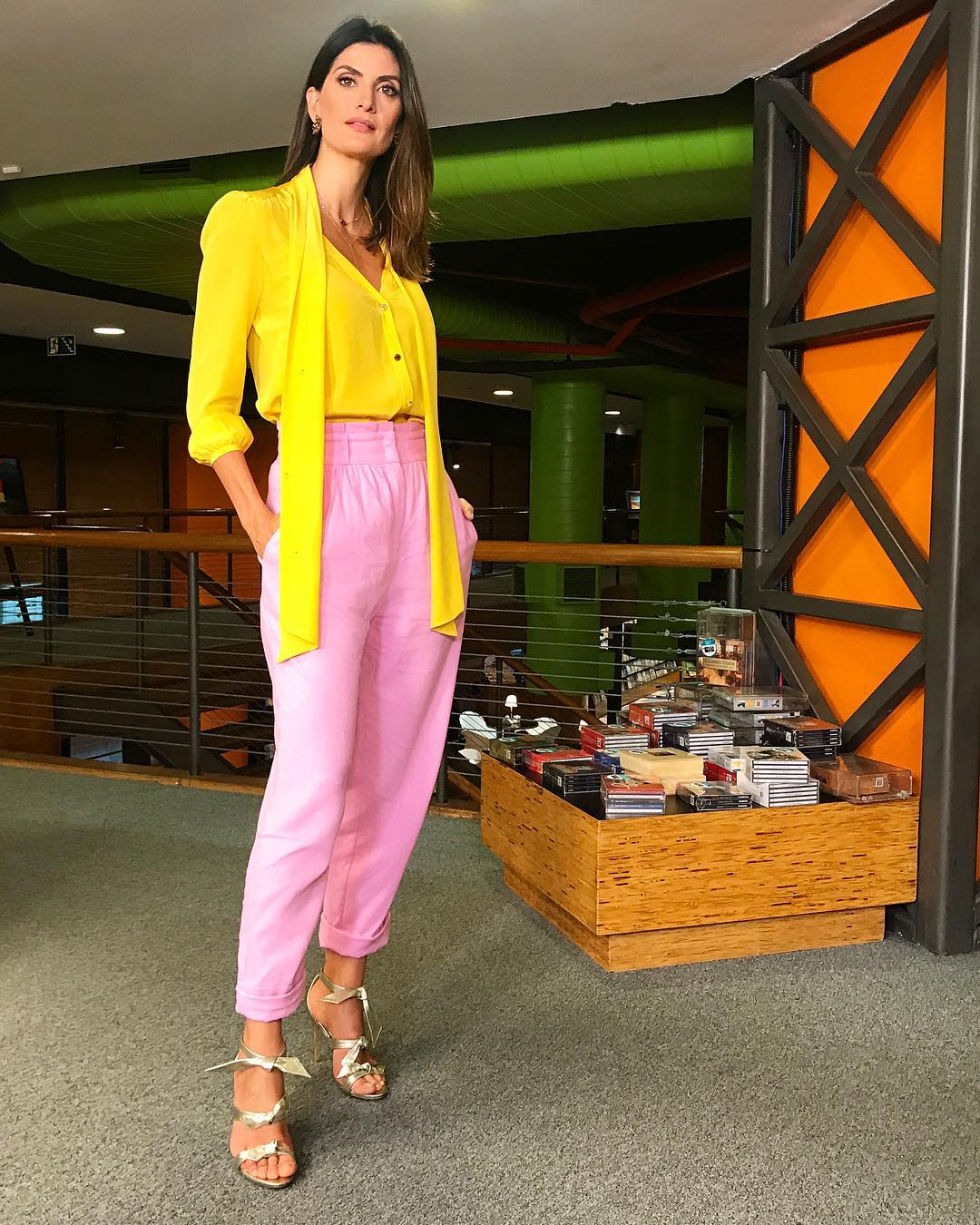 Isabella Fiorentino usa camisa amarela e calça rosa