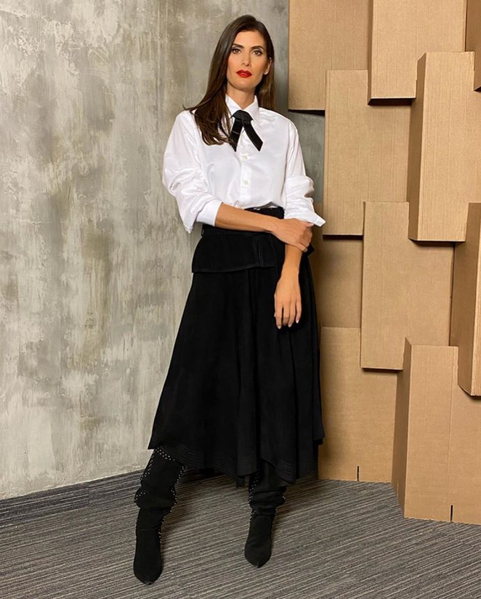 isabella fiorentino usa camisa branca e saia preta longa com bota para esquadrao da moda
