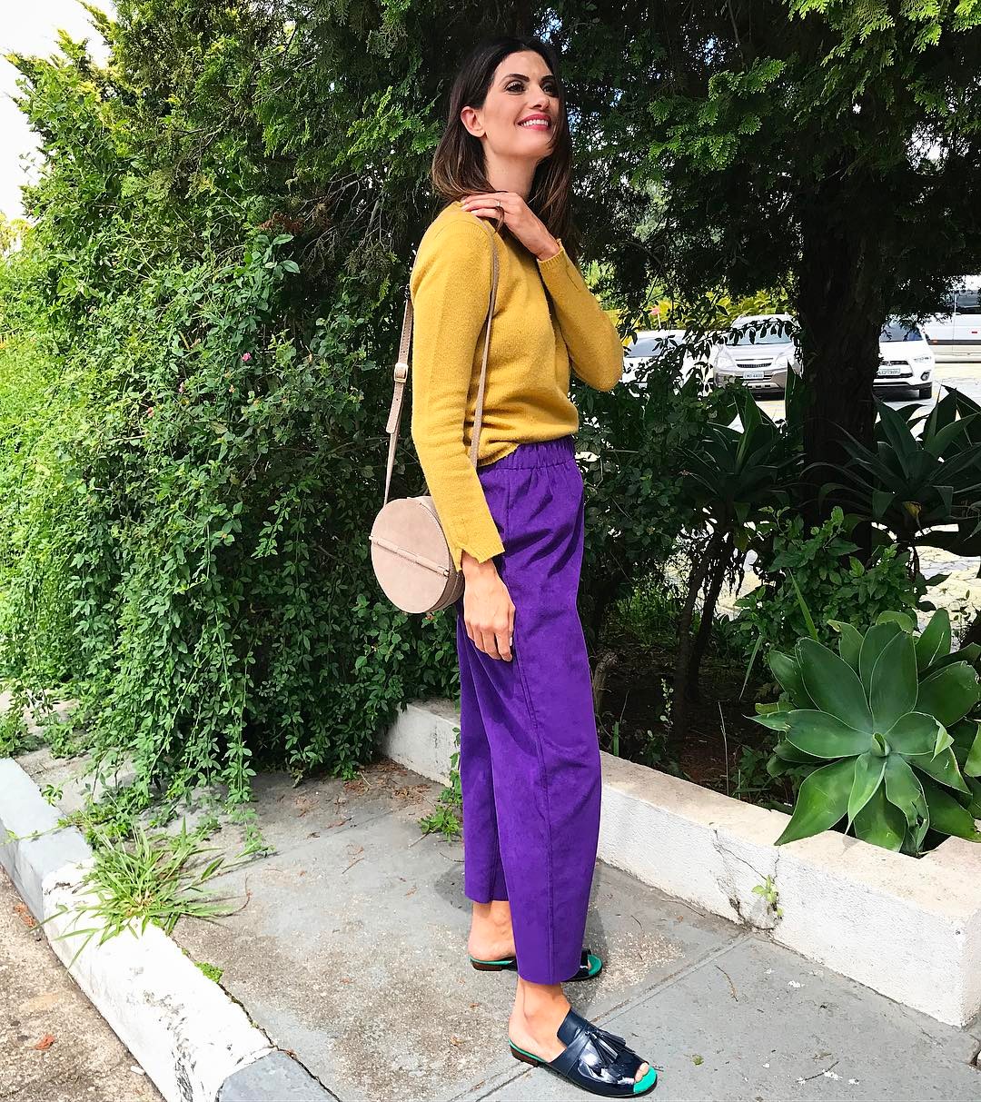 Isabella Fiorentino usa calça roxa e tricot amarelo