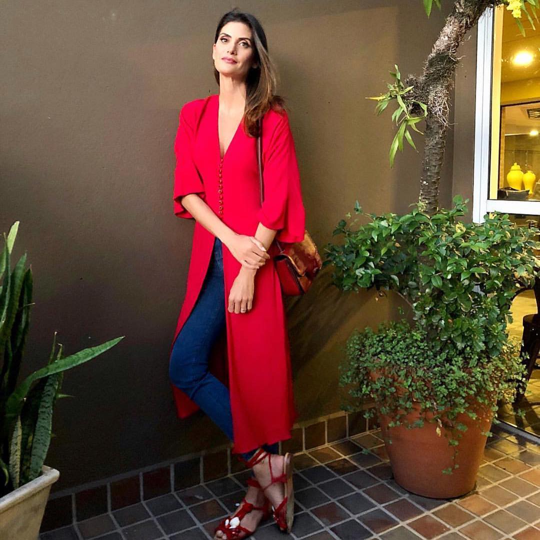 Isabella Fiorentino usa vestido vermelho e calça jeans