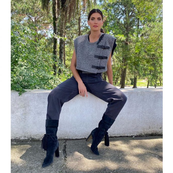 isabella fiorentino usa calca e blusa com modelagem larga cinza