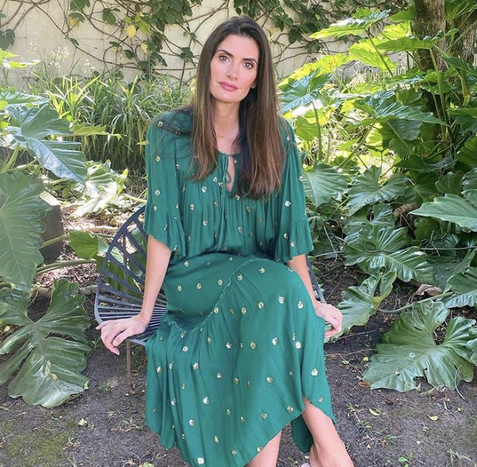 Isabella Fiorentino usa uma vestido verde com estampa colorida