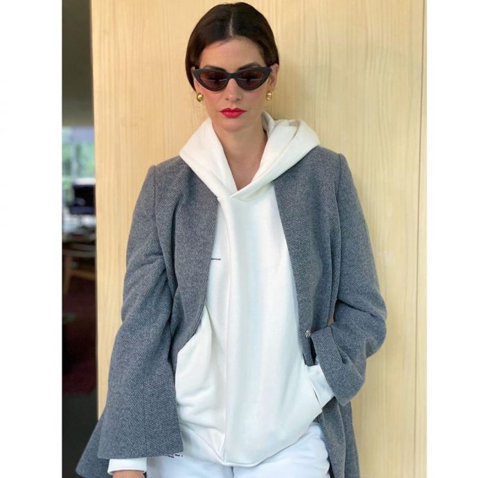 isabella fiorentino usa moletom branco com casaco cinza