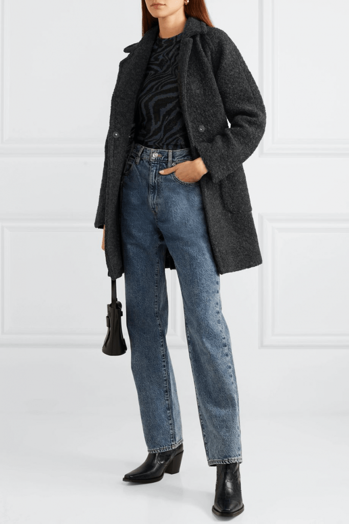 mulher vestindo jeans botas e casaco de feltro cinza