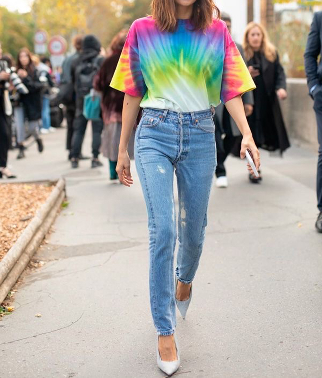 mulher veste camiseta tie dye com jeans e scarpin